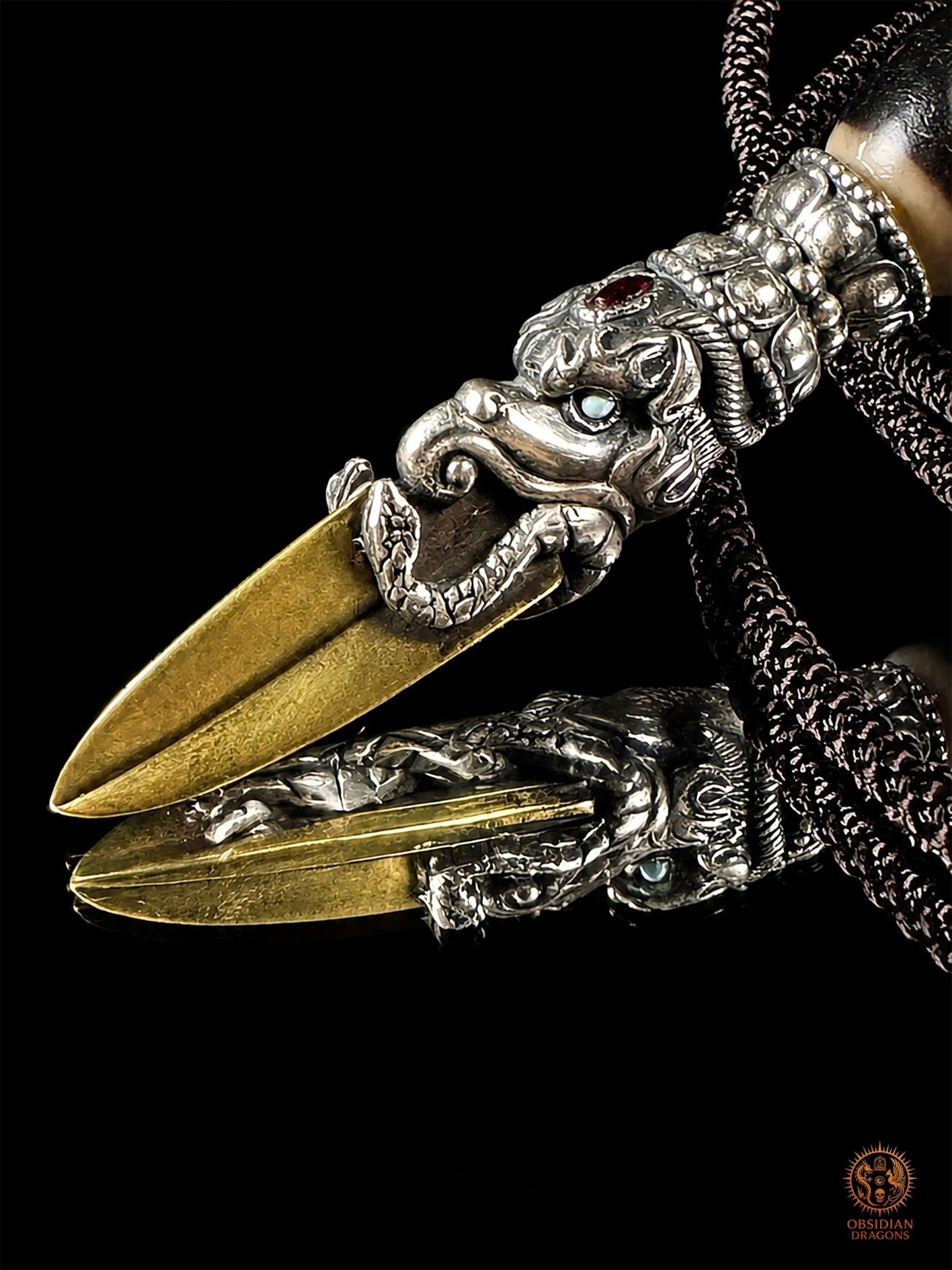 Pendentif DZI du grand homme serti dans un phurba tibétain - obsidian dragons