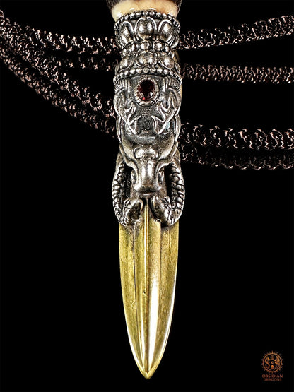 Pendentif DZI du grand homme serti dans un phurba tibétain - obsidian dragons