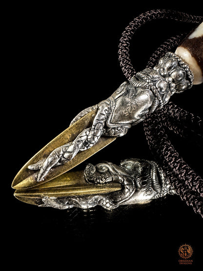 Pendentif DZI du grand homme serti dans un phurba tibétain - obsidian dragons