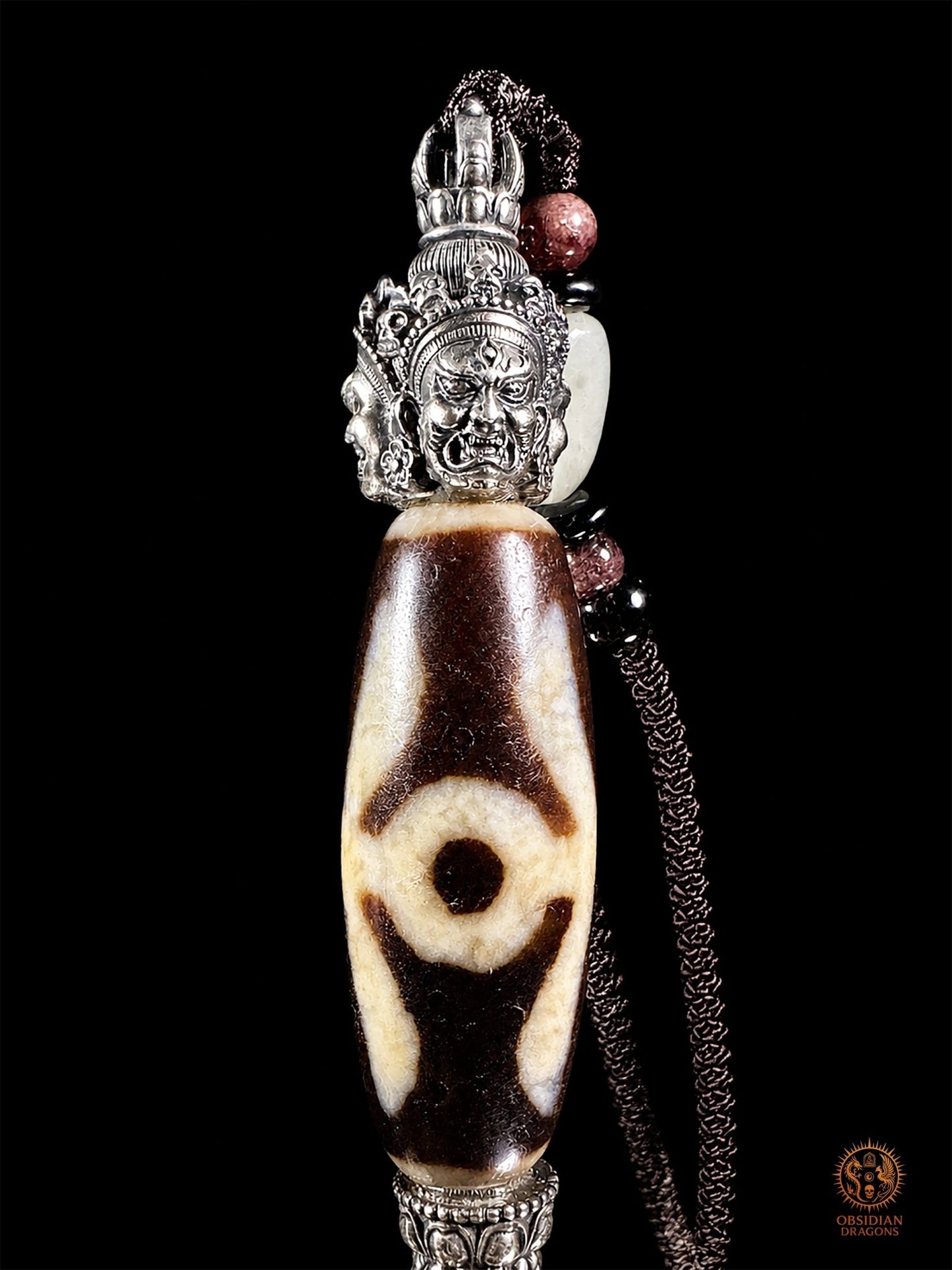 Pendentif DZI du grand homme serti dans un phurba tibétain - obsidian dragons