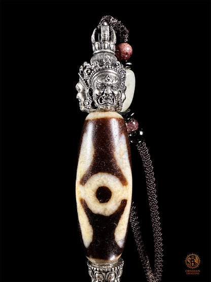 Pendentif DZI du grand homme serti dans un phurba tibétain - obsidian dragons