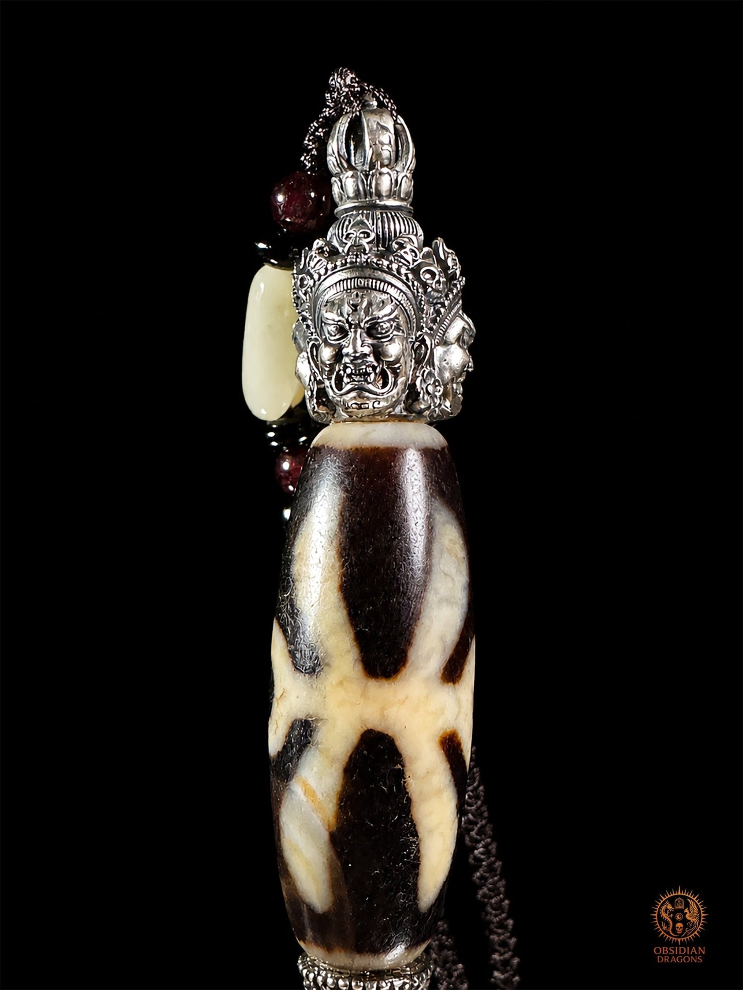 Pendentif DZI du grand homme serti dans un phurba tibétain - obsidian dragons