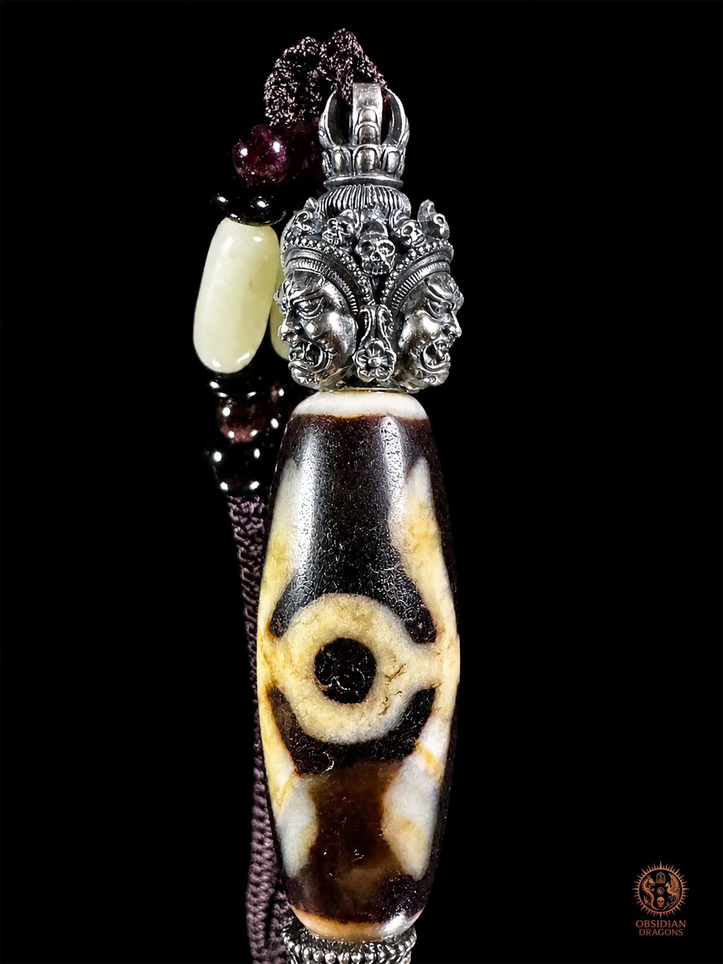 Pendentif DZI du grand homme serti dans un phurba tibétain - obsidian dragons