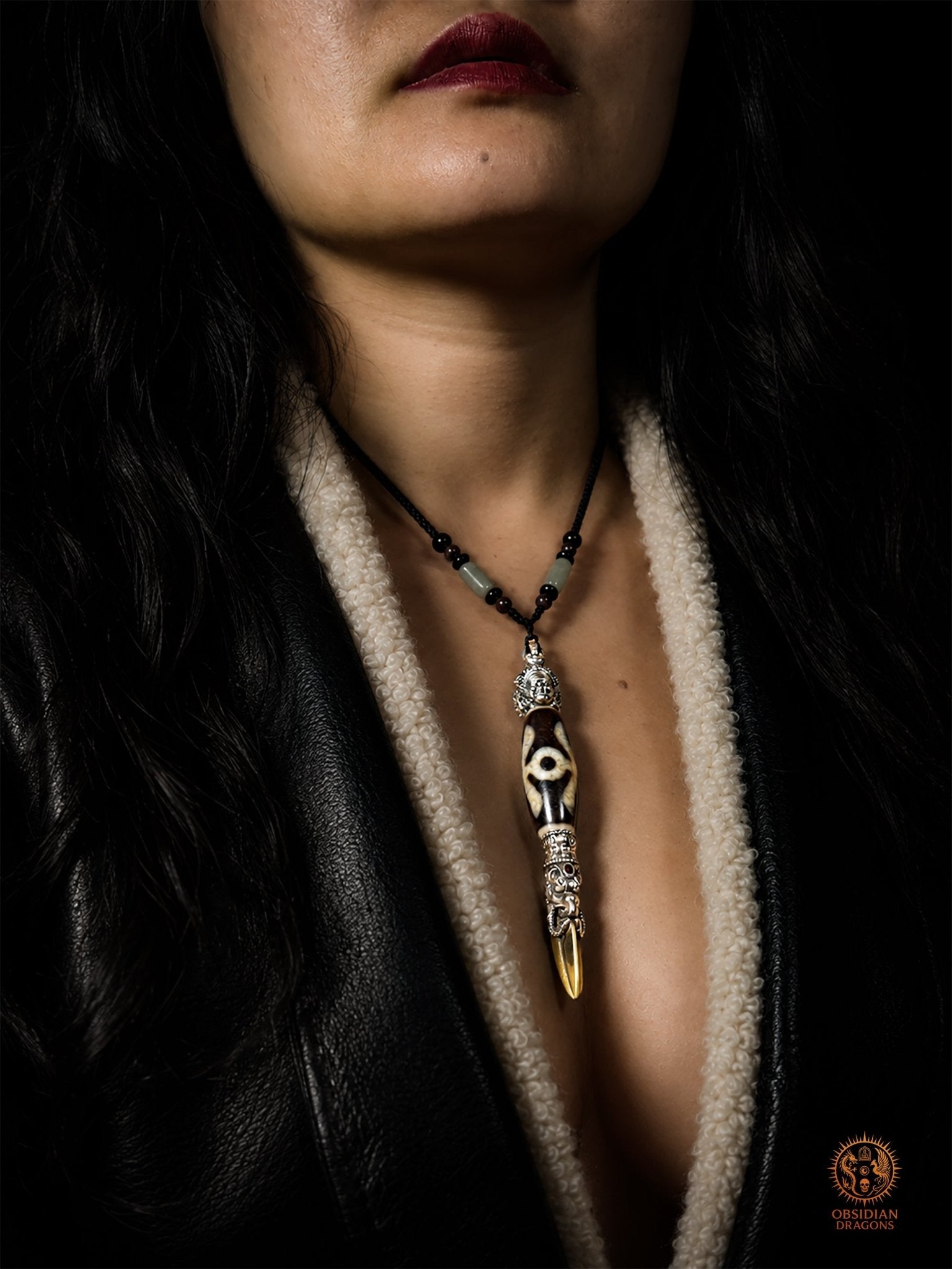 Pendentif DZI du grand homme serti dans un phurba tibétain - obsidian dragons