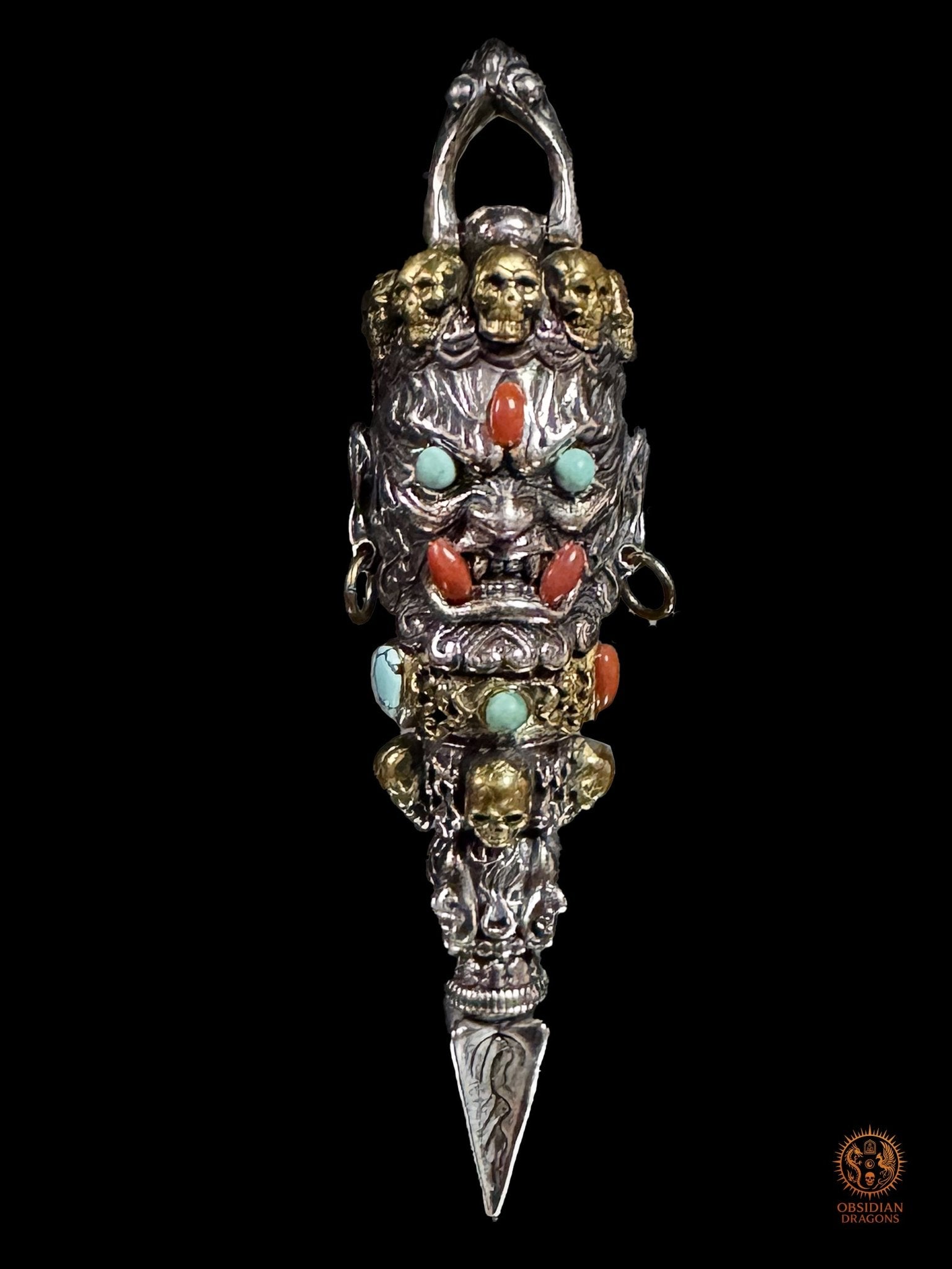 Pendentif Phurba Mahakala en argent 925 et bronze, serti de turquoise naturelle du Hubei et d’agate Nan Hong, vue de face sur fond noir - Obsidian Dragons