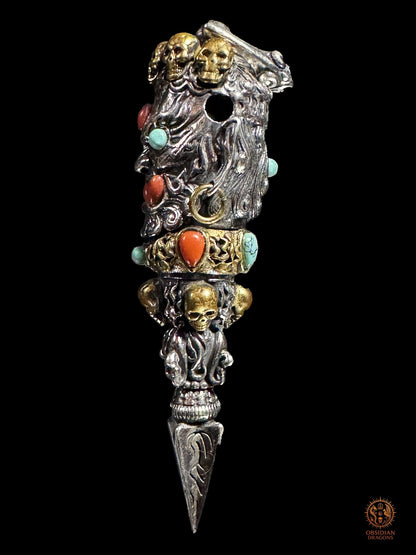 Profil latéral du pendentif Phurba Mahakala en argent 925 et bronze, montrant les crânes sculptés, les pierres naturelles et l’ouverture latérale