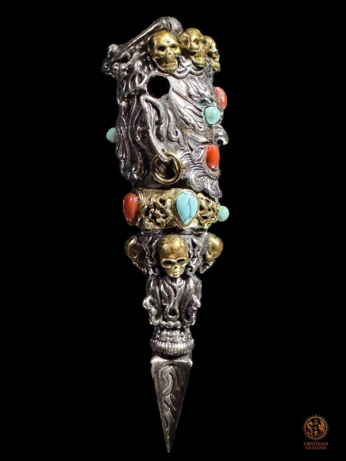 Vue de profil opposé d’une amulette Phurba Mahakala en argent 925 et bronze, avec turquoise du Hubei, agate Nan Hong et système de port latéral