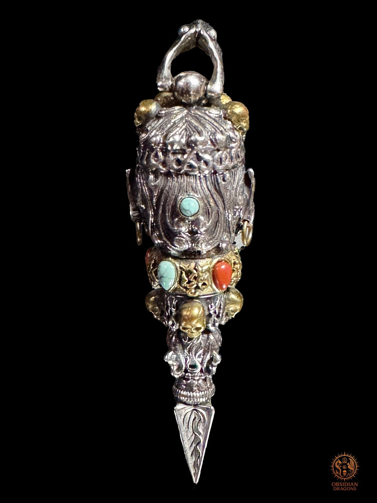 Vue arrière complète du pendentif Phurba Mahakala, relief sculpté en argent 925 et bronze avec cabochons de turquoise et d’agate Nan Hong
