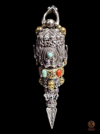 Vue arrière complète du pendentif Phurba Mahakala, relief sculpté en argent 925 et bronze avec cabochons de turquoise et d’agate Nan Hong