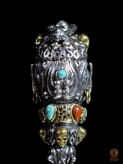 Détail du revers du pendentif Phurba, relief sculpté, cabochon de turquoise naturelle et incrustations rouges Nan Hong dans l’argent 925 et le bronze