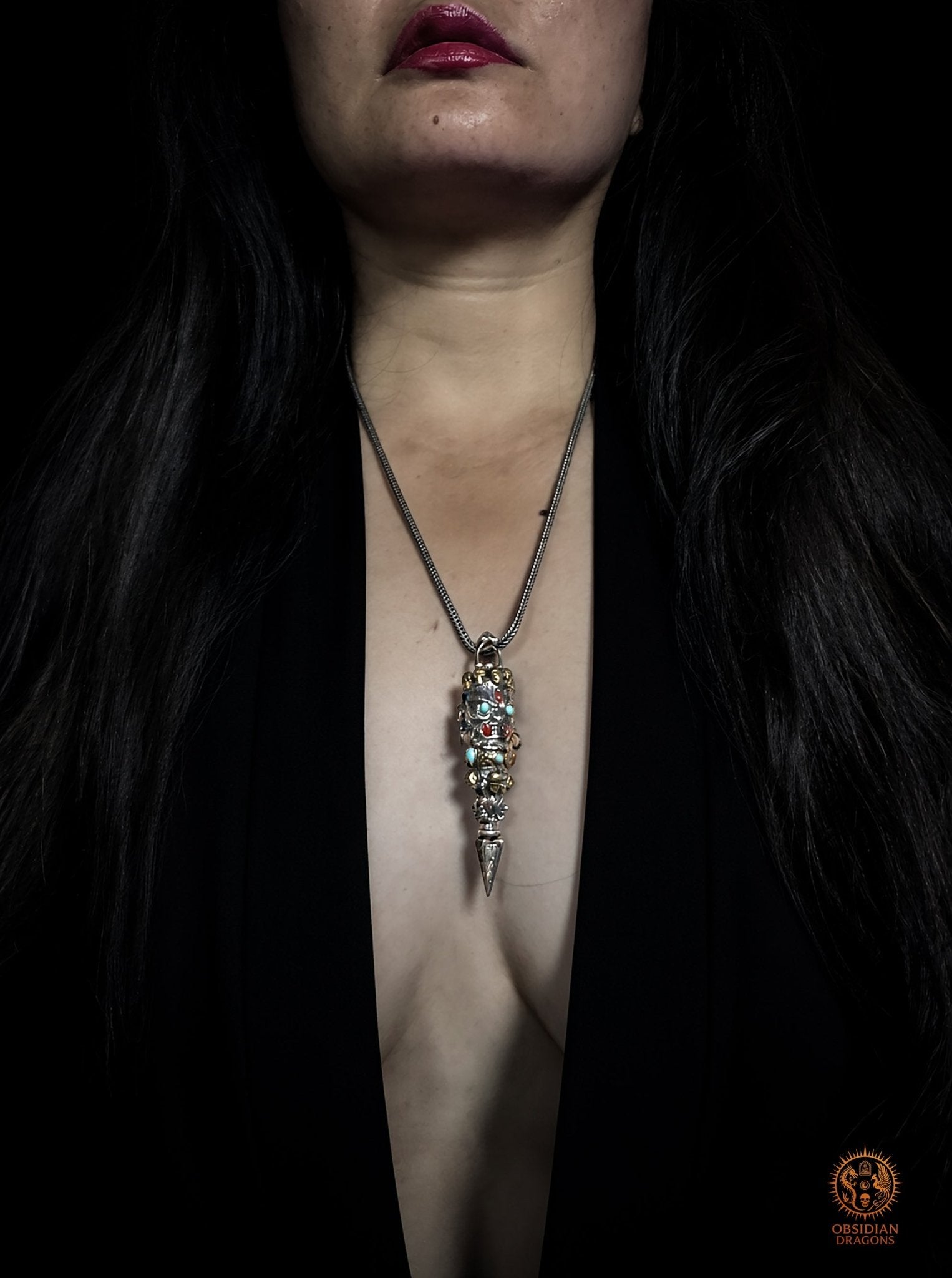 Pendentif Phurba Mahakala porté au centre de la poitrine sur une chaîne, bijou bouddhiste Vajrayana en argent 925, bronze, turquoise et agate Nan Hong