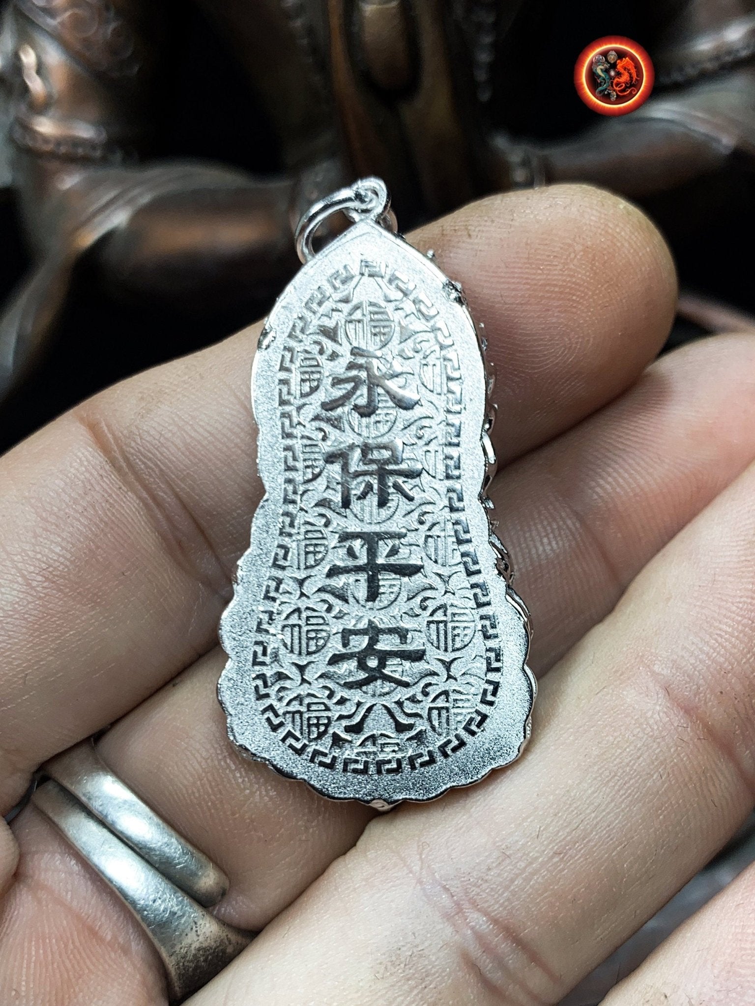 pendentif bouddha en argent- Bodhisattva Guan Yin | obsidian dragons