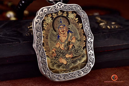 Pendentif Bouddha. Tangka artisanal Jambhala déité de la richesse tibétaine. Bélière Garuda - obsidian dragon