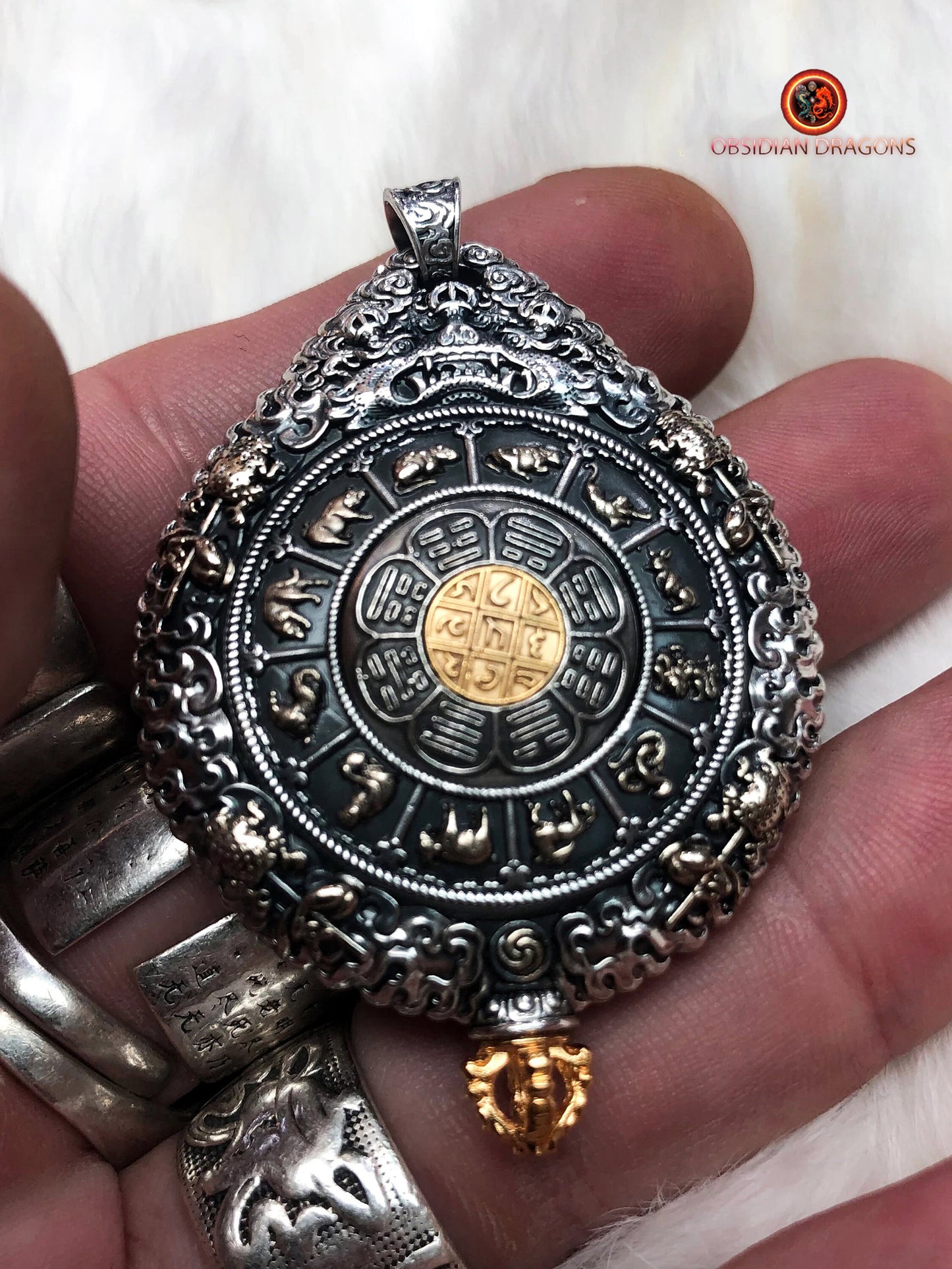 pendentif bouddha. protection de Vairocana. Authentique ghau avec tangka peint sur or. Amulette bouddhiste vajrayana - obsidian dragon