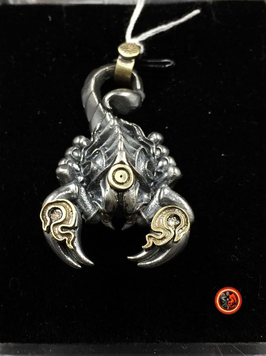 pendentif scorpion tibétain, amulette de protection bouddhiste de padmasambhava (Guru Rinpoché) argent 925 et cuivre, mantra sur le ventre - obsidian dragon