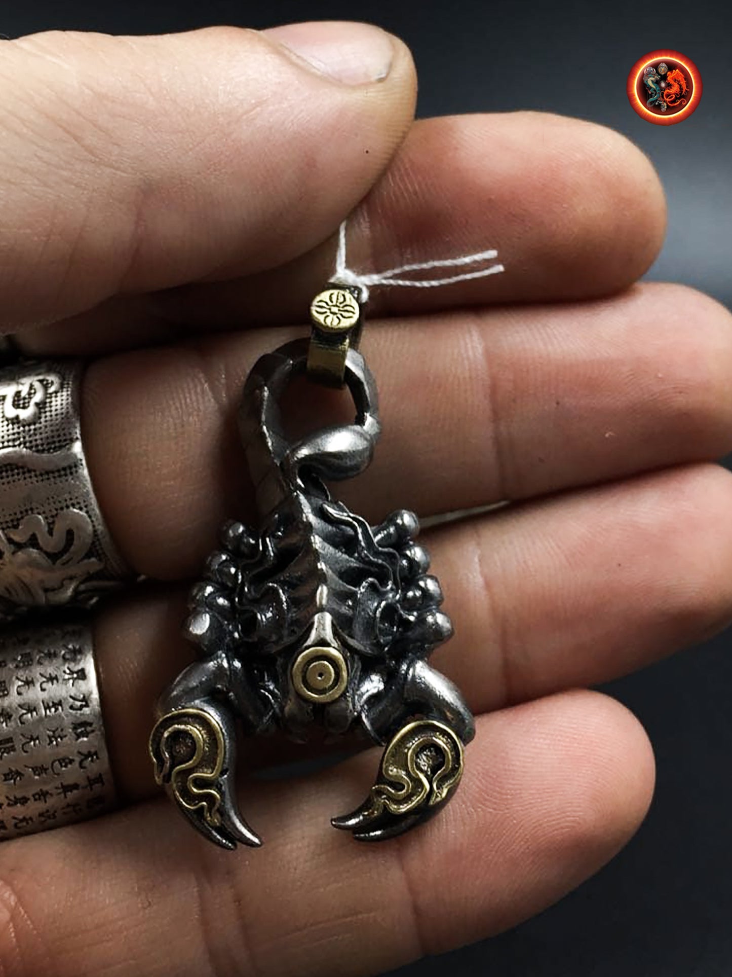 pendentif scorpion tibétain, amulette de protection bouddhiste de padmasambhava (Guru Rinpoché) argent 925 et cuivre, mantra sur le ventre - obsidian dragon