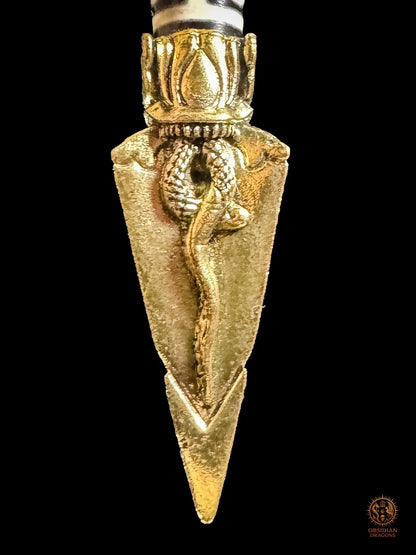 Gros plan sur l’autre face de la lame en laiton du Phurba tibétain avec DZI à 9 yeux avec serpent en relief
