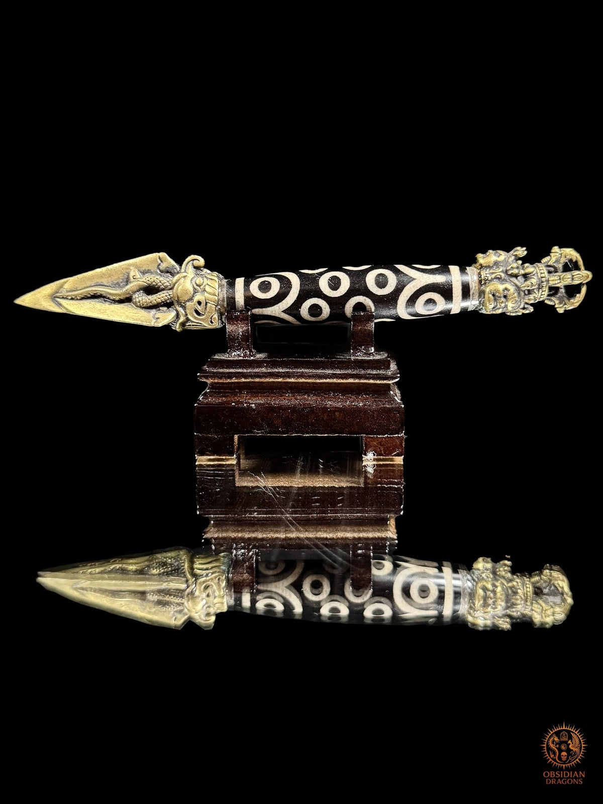Vue de l’autre face du Phurba tibétain en bronze avec DZI à 21 yeux et lame tripartite sur son support - Obsidian Dragons