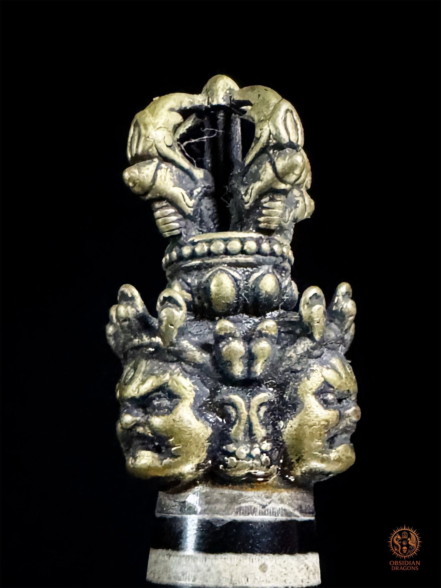 Détail de l’autre face de la poignée en bronze du Phurba tibétain avec figures courroucées et vajra