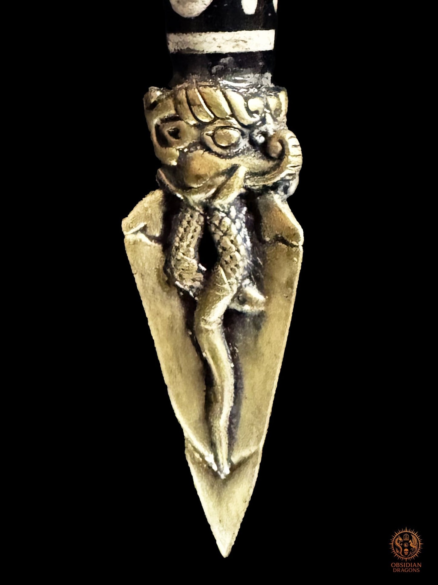 Deuxième face de la lame triangulaire du Phurba tibétain en bronze avec créature serpentiforme sculptée