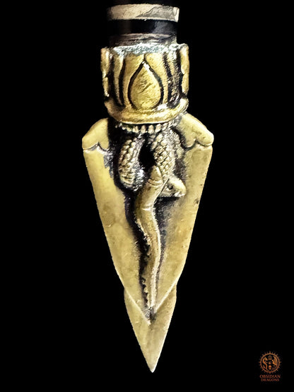 Troisième face de la lame en bronze du Phurba tibétain décorée d’un serpent enroulé sculpté en relief