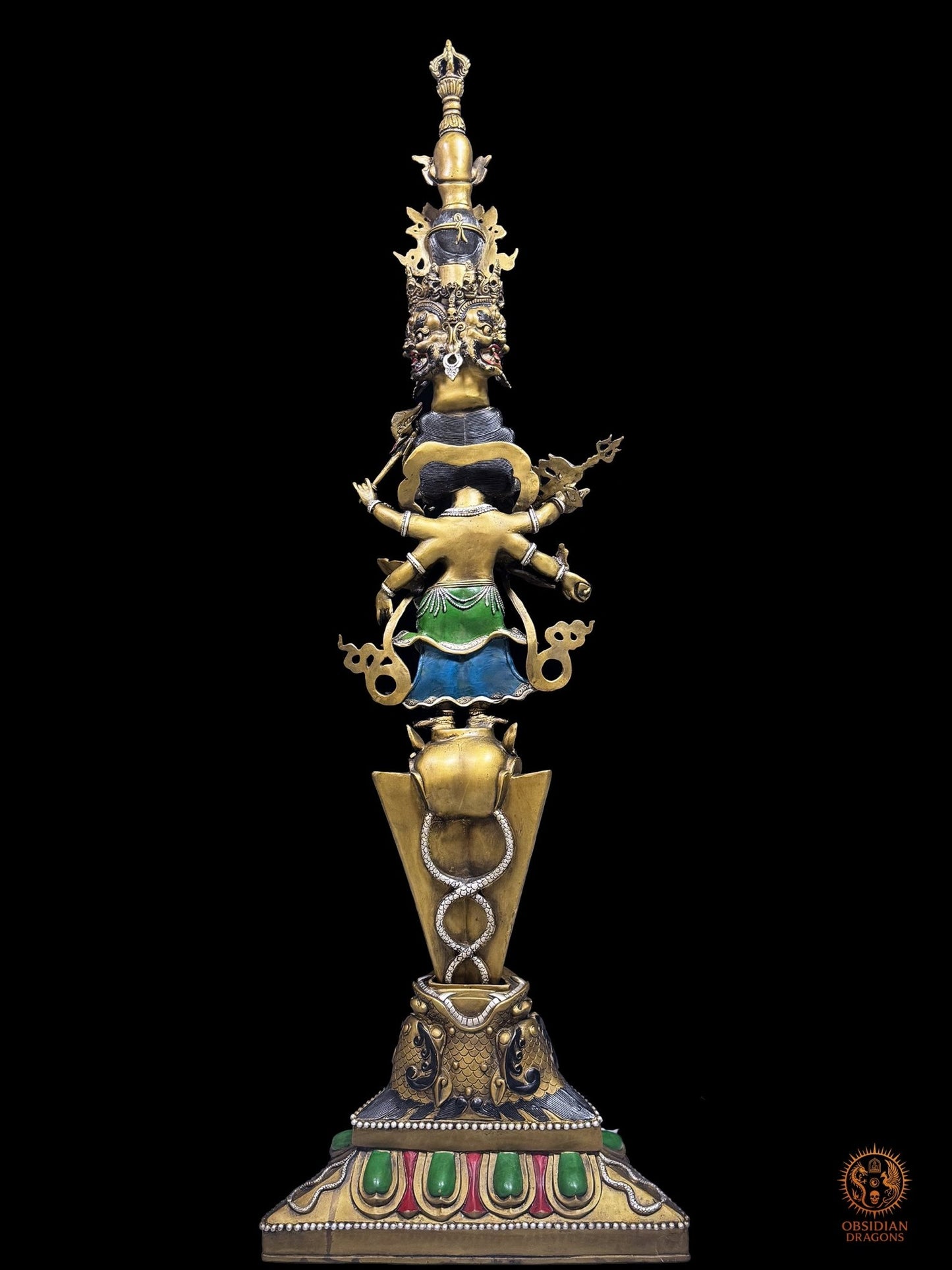Vue arrière du phurba tibétain monumental en bronze, sculpture vajrayana avec divinités protectrices, lame rituelle et socle polychrome