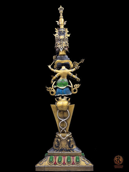 Vue arrière du phurba tibétain monumental en bronze, sculpture vajrayana avec divinités protectrices, lame rituelle et socle polychrome
