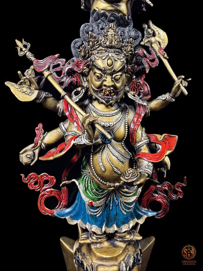 Ṣaḍbhuja Mahakala à six bras sculpté sur le phurba tibétain, dharmapala protecteur du Dharma dans le bouddhisme vajrayana
