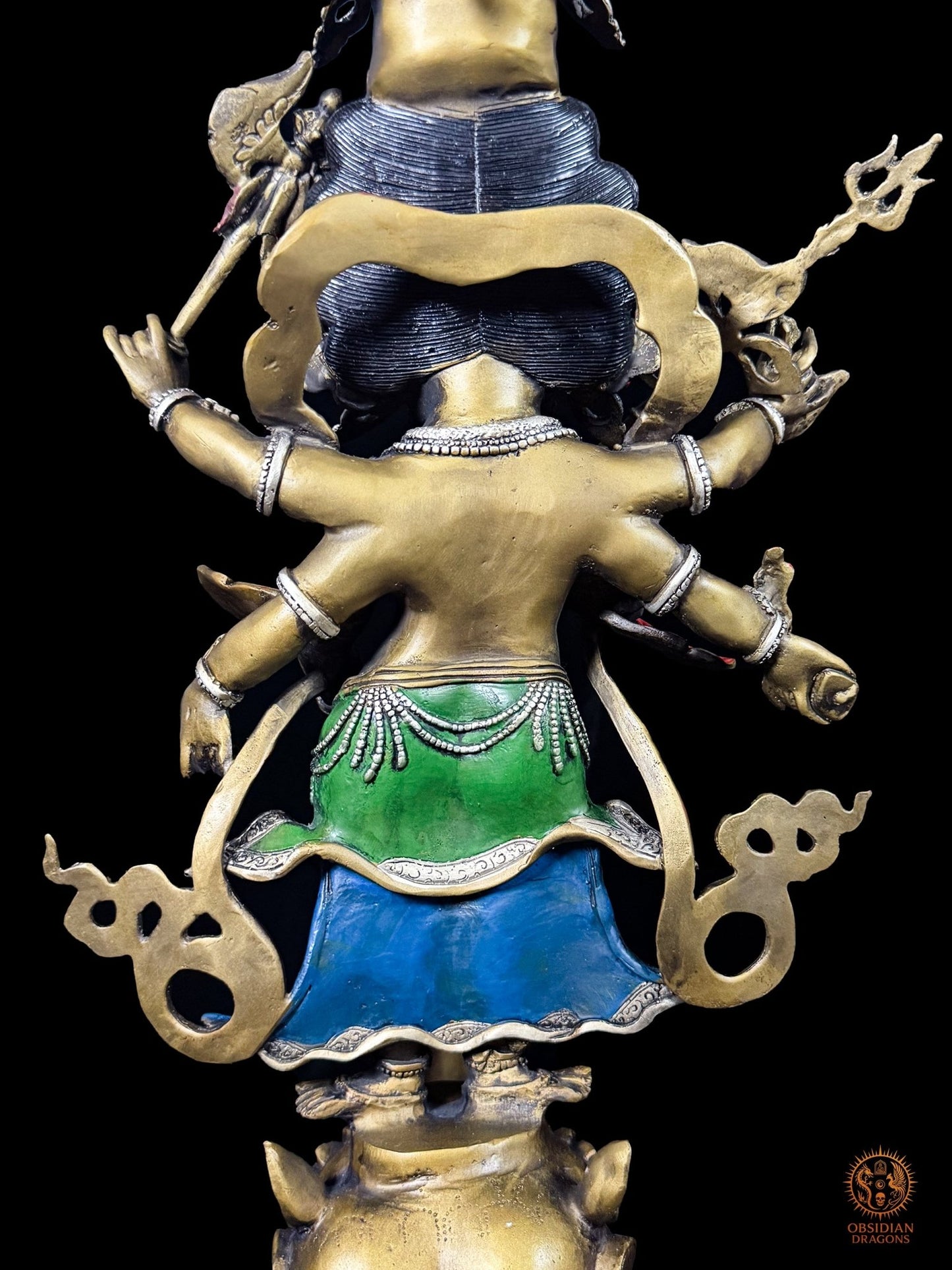 Vue arrière de Ṣaḍbhuja Mahakala à six bras sur le phurba tibétain monumental, détail de la sculpture bouddhiste vajrayana en bronze