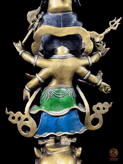 Vue arrière de Ṣaḍbhuja Mahakala à six bras sur le phurba tibétain monumental, détail de la sculpture bouddhiste vajrayana en bronze