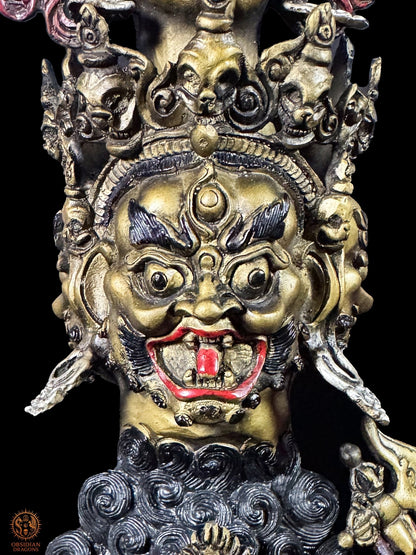 Visage courroucé de Vajrakilaya sur le phurba tibétain en bronze, déité tantrique associée à la transformation des obstacles