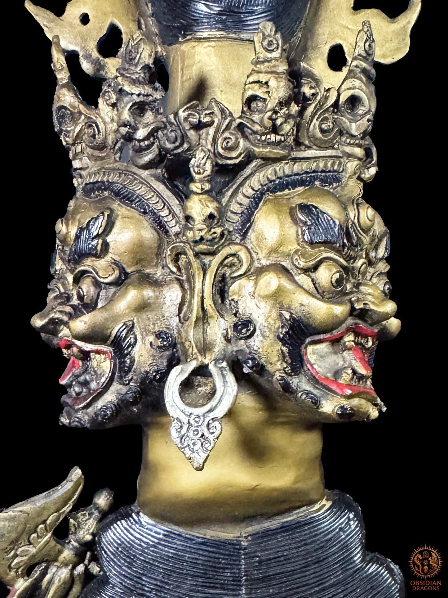 Trois visages courroucés de Vajrakilaya sculptés autour du phurba tibétain, iconographie tantrique du bouddhisme vajrayana