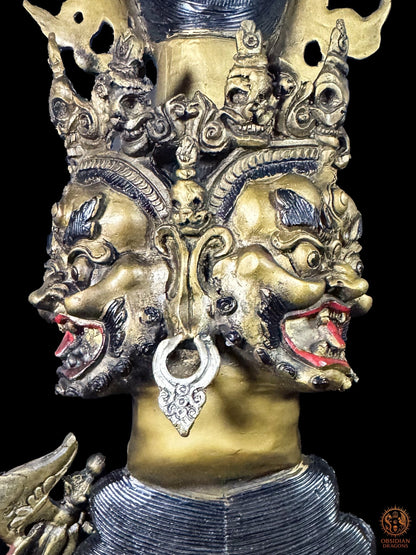 Trois visages courroucés de Vajrakilaya sculptés autour du phurba tibétain, iconographie tantrique du bouddhisme vajrayana