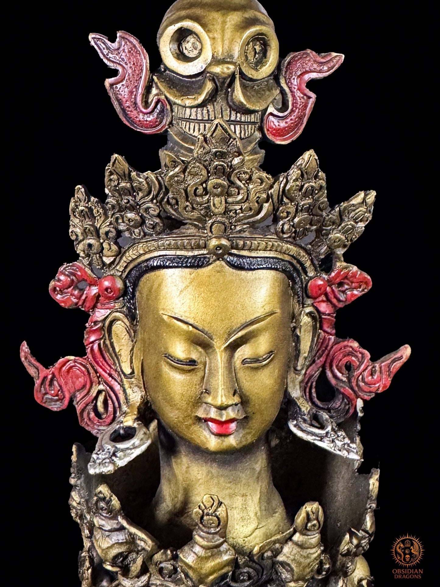 Vajrasattva au visage paisible sur le phurba tibétain monumental, figure vajrayana de purification et de transformation spirituelle