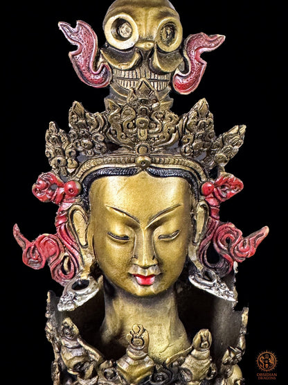 Vajrasattva au visage paisible sur le phurba tibétain monumental, figure vajrayana de purification et de transformation spirituelle