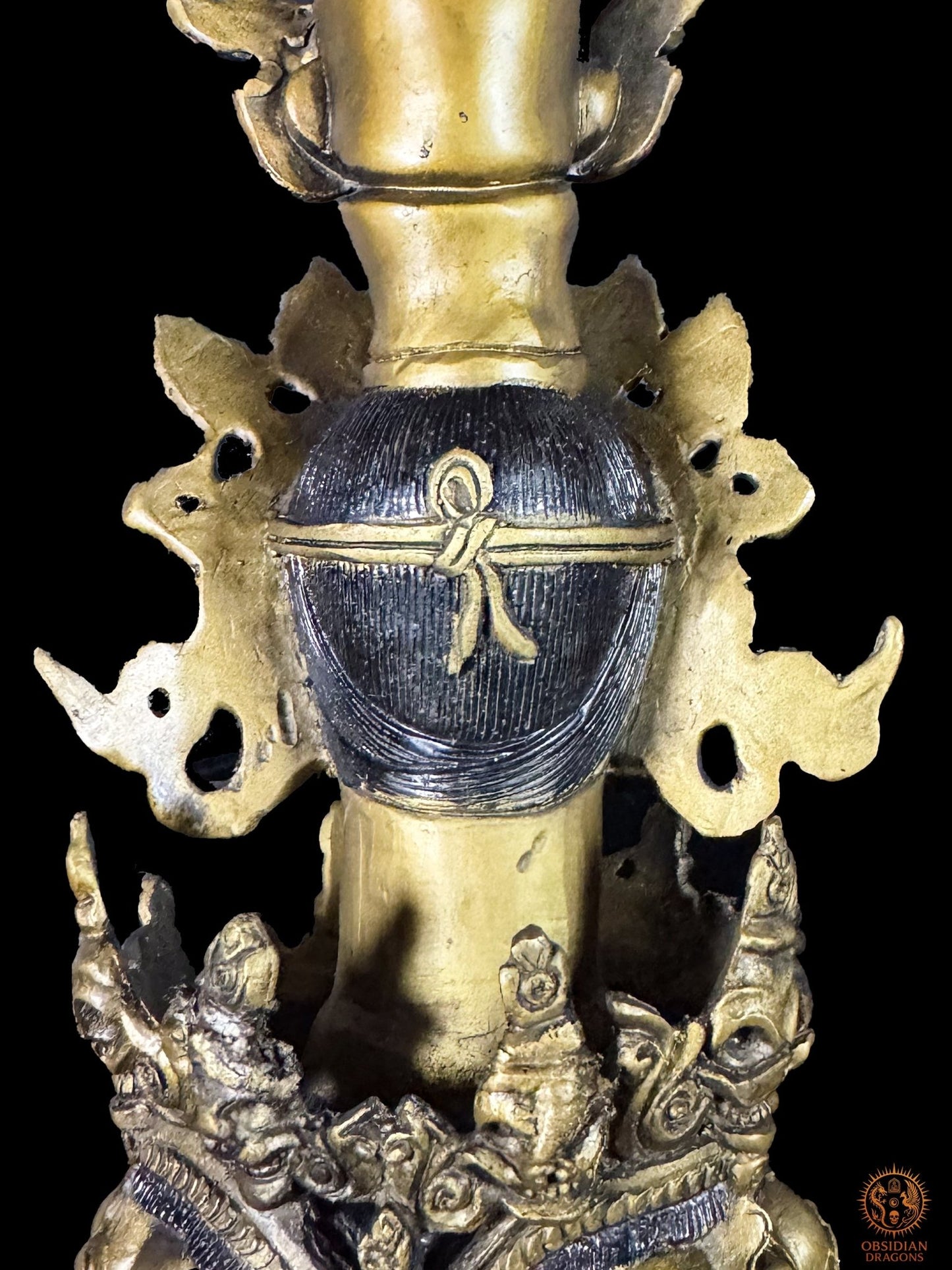 Vue arrière de Vajrasattva sur le phurba tibétain en bronze, détail de la coiffure, des ornements et de l’iconographie vajrayana