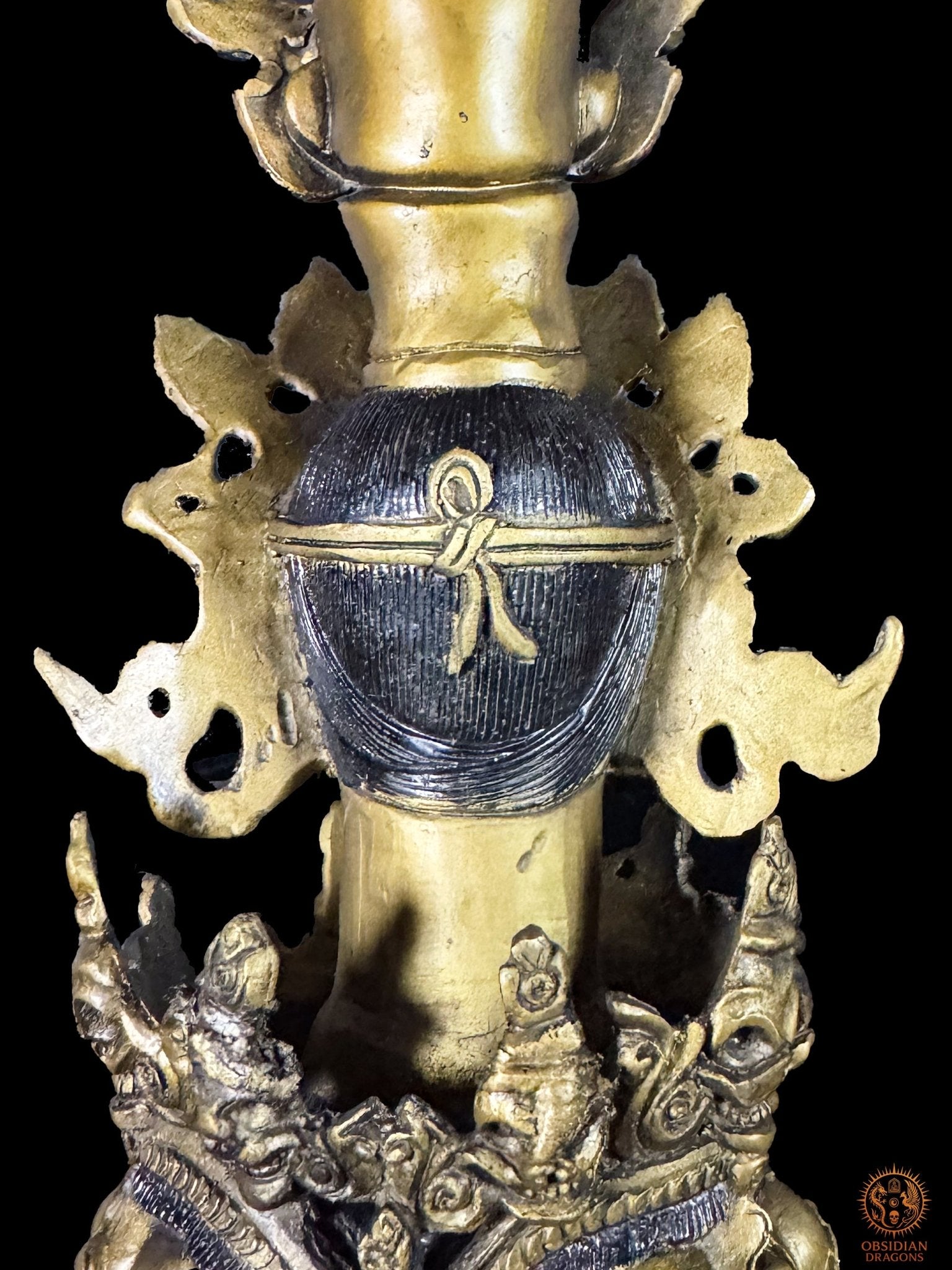 Vue arrière de Vajrasattva sur le phurba tibétain en bronze, détail de la coiffure, des ornements et de l’iconographie vajrayana