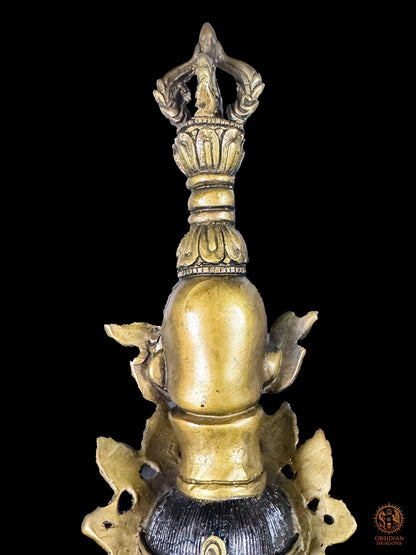 Vue arrière du vajra sommital couronnant le phurba tibétain monumental en bronze, symbole adamantin de l’éveil dans le Vajrayana