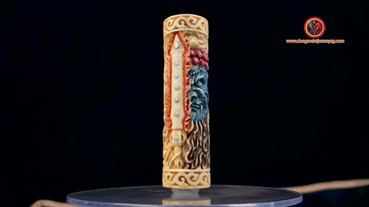 Ojime, Représentation du Bouddha Acala sculpté artisanalement en bois de cerf peint de pigments faits de minéraux broyés. Pièce rare