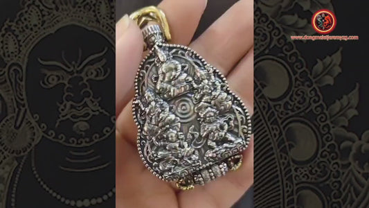 Pendentif bouddha, ghau, bouddhisme tibétain, vajrayana. Déité de la richesse, Jambhala sous ses 5 formes. Mantras au verso, argent 925.