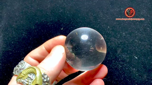Sphère, boule de cristal. Cristal de Roche du Bresil, qualité excellente. Beaux givres en inclusions. Cristal de roche naturel. 0,137kg