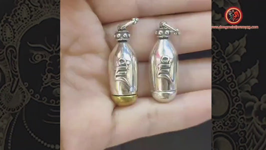 pendentif bouddha, ghau bouddhisme tibetain. Jambhala sous sa forme jaune. Déité de la richesse. mantra syllabe "DZAM" argent 925 et cuivre