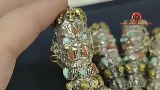 Pendentif bouddhiste tibétain. Phurba, protection de la dague vajrayana pour vaincre les démons. Argent 925, cuivre, turquoise, agate dite nan hong