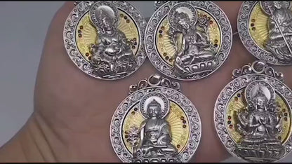 Pendentif, amulette de protection bouddhiste, bouddha Acala. roue tournante au dos du bouddha, mantra tibétain au verso de l'amulette.