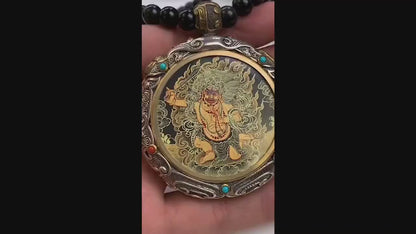 Pendentif Bouddha Acala. Amulette protection bouddhisme tibétain  argent 925. thangka peint à la main roue tournante au verso, mala 108 perles