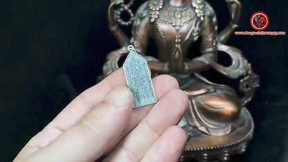 pendentif sak yant bouddhiste thaïlandais, amulette, talisman. Dok Mai Sawan Argent 925. Unalomes recto verso. Argent 925 poinçonné