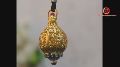 pendentif bouddha ,Amulette. Guan Yin, Chenrezi dans un Lotus à 6 pétales. laiton, plaqué or 24k pendentif ouvrant grâce a un bouton