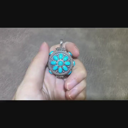 Gau, Reliquaire, pendentif de protection bouddhiste. Turquoises d'Arizona. Argent 925. mantra de la compassion “om mani padme hum“ au verso