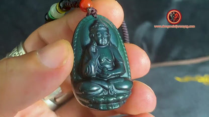 Pendentif, bouddha, Amitabha. Amulette bouddhiste en obsidienne oeil celeste. obsidienne oeil celeste naturelle du mexique. Cordon, jade.