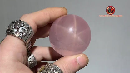 Sphère, quartz rose étoilé, quartz rose astérié ou quartz rose astérisé. Provenance du Mozambique. quartz rose naturel. 46mm de diamètre
